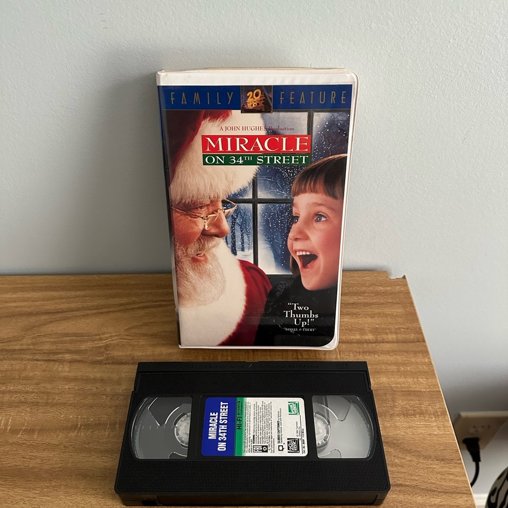 MIRACLE ON 34TH STREET MOVIE VHS TAPE